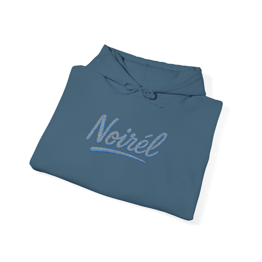 NOIRÉL Script Hoodie – Hellblau gesticktes Logo