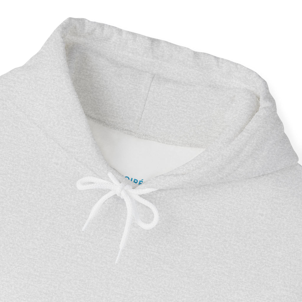 NOIRÉL Script Hoodie – Hellblau gesticktes Logo