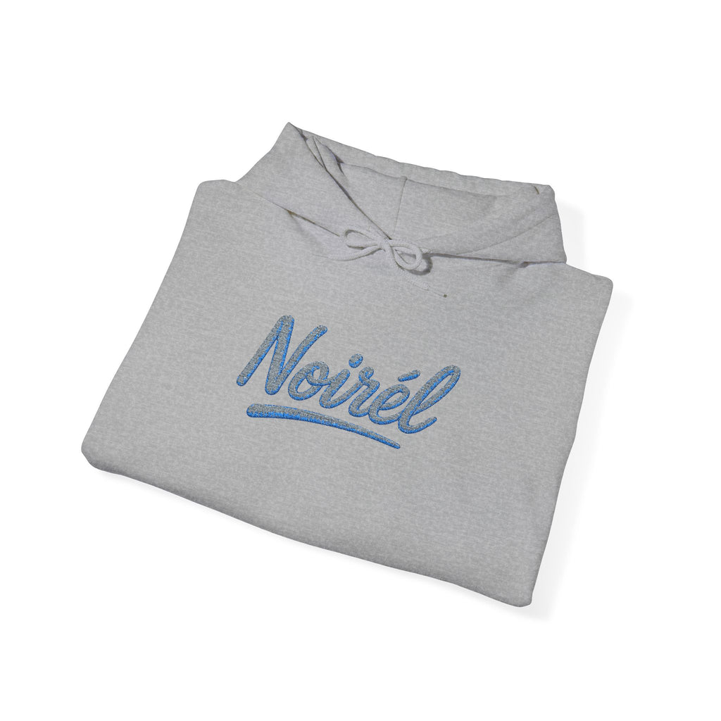 NOIRÉL Script Hoodie – Hellblau gesticktes Logo