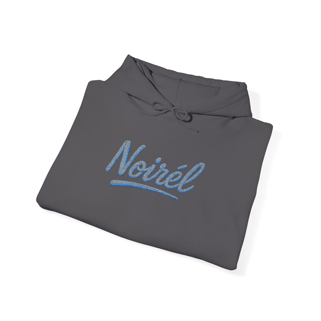 NOIRÉL Script Hoodie – Hellblau gesticktes Logo