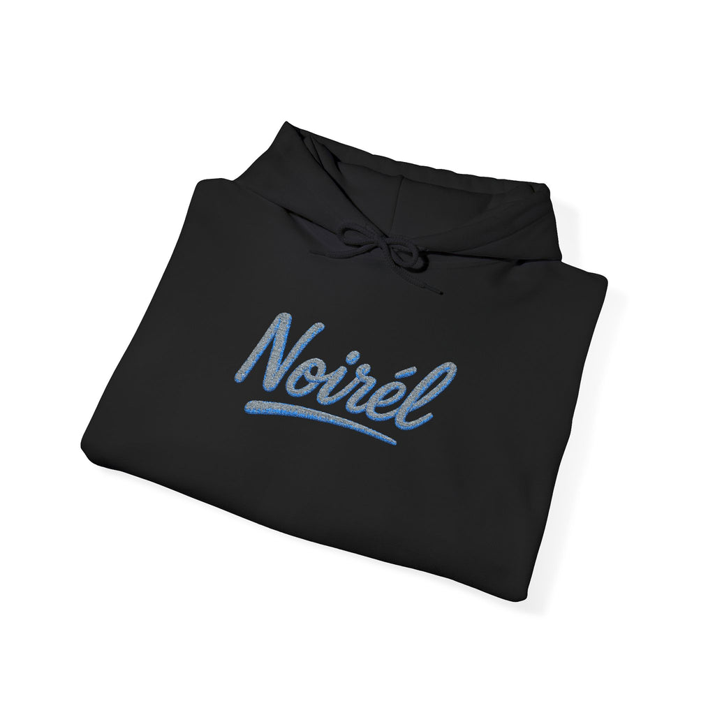 NOIRÉL Script Hoodie – Hellblau gesticktes Logo