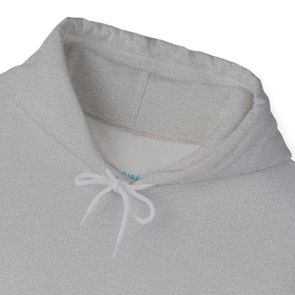 NOIRÉL Script Hoodie – Hellblau gesticktes Logo
